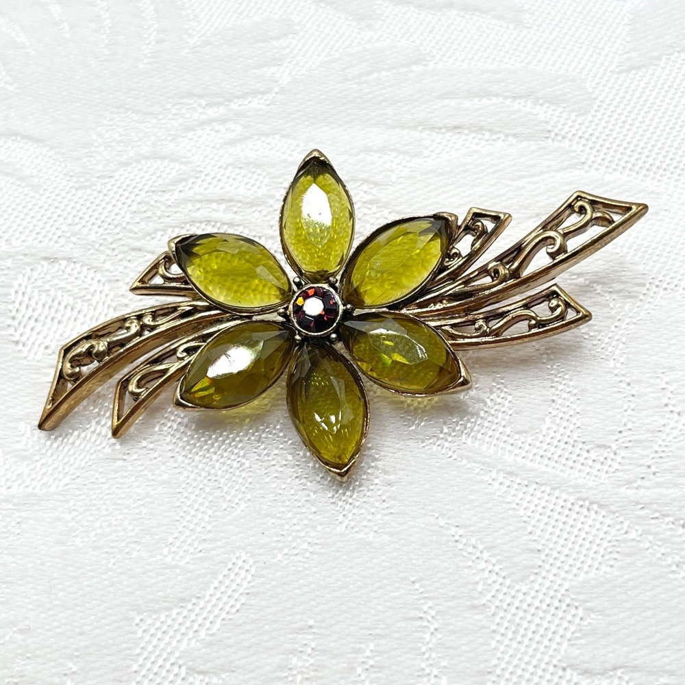 Vintage Olive Green Monet Spindle Gold Tone Flower Pin Brooch w/ Purple Center